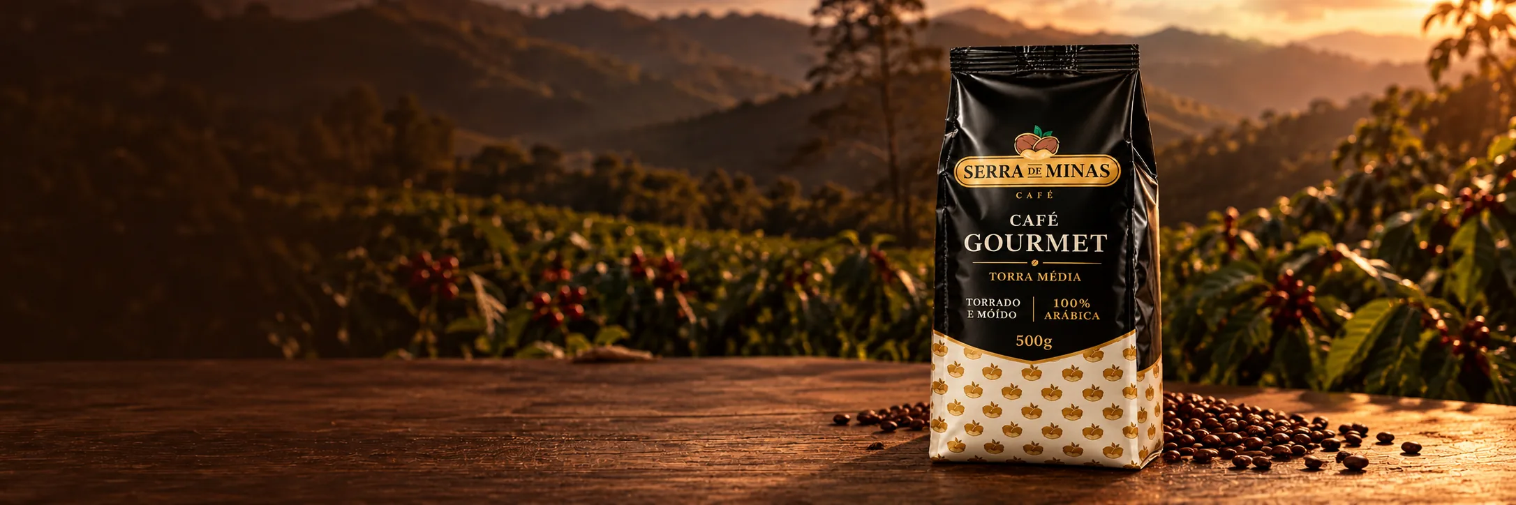 Serra de Minas Gourmet 500 g sobre mesa de madeira em um cafezal do Sul de Minas